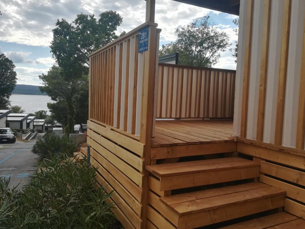 una terrazza in legno sul lato di una casa di ANNIKA MAR a Selce