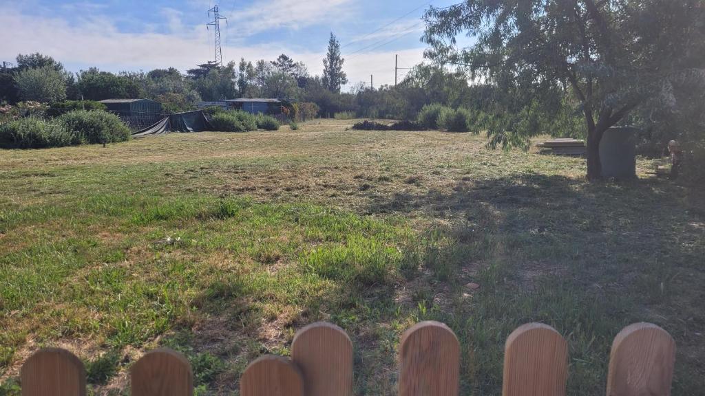 Vonkajšia záhrada v ubytovaní Résidence CAENEE, le dépaysement Naturiste en été avec l'atypique studio climatisé "vintage" en sous pente, sa "paillote" avec jacuzzi, entouré de verdure, planchagrill, transats, vélos gratuits, wifi 5G, Travel Proud LGBTQI, chiens admis