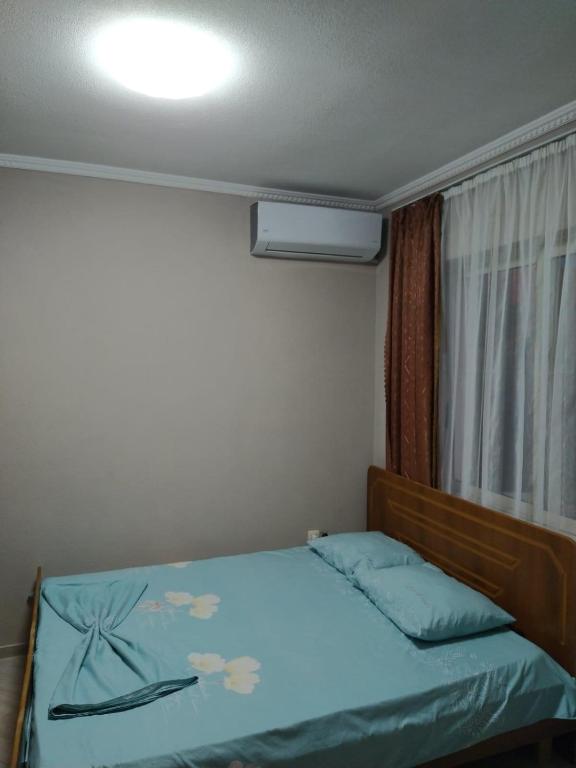 Postel nebo postele na pokoji v ubytování Ilirida-Swimming pool & garden view rooms for rent