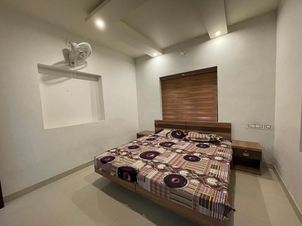 1 dormitorio con 1 cama en una habitación en Kottakkal Villa2, en Kottakkal
