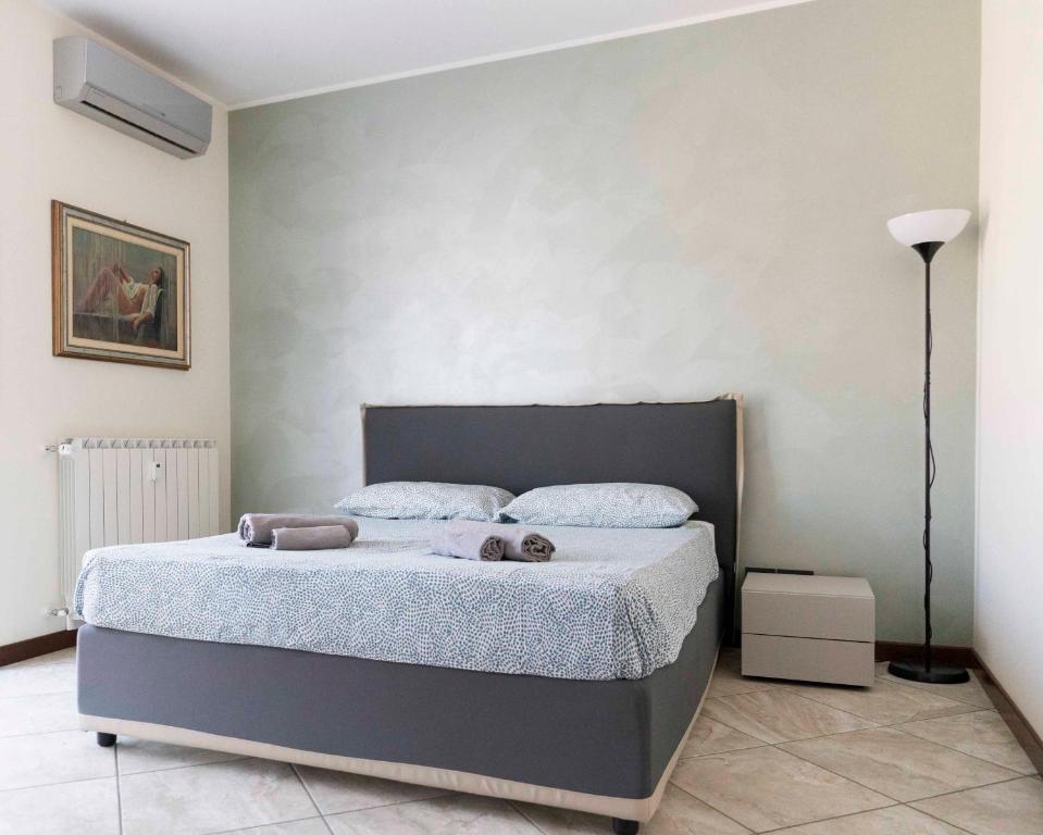 um quarto com uma cama com dois ursinhos de peluche em BLUE LAKE ARONA - cozy apartment in city center em Arona
