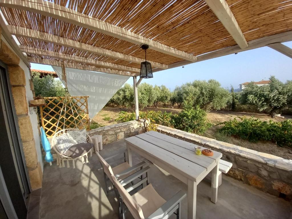 Balkón nebo terasa v ubytování Koroni Stone House, newly built studios by the sea