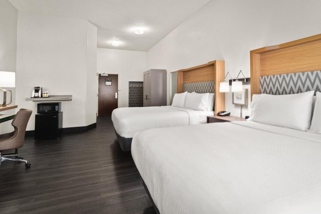 Postel nebo postele na pokoji v ubytování Holiday Inn & Suites Bothell an IHG Hotel