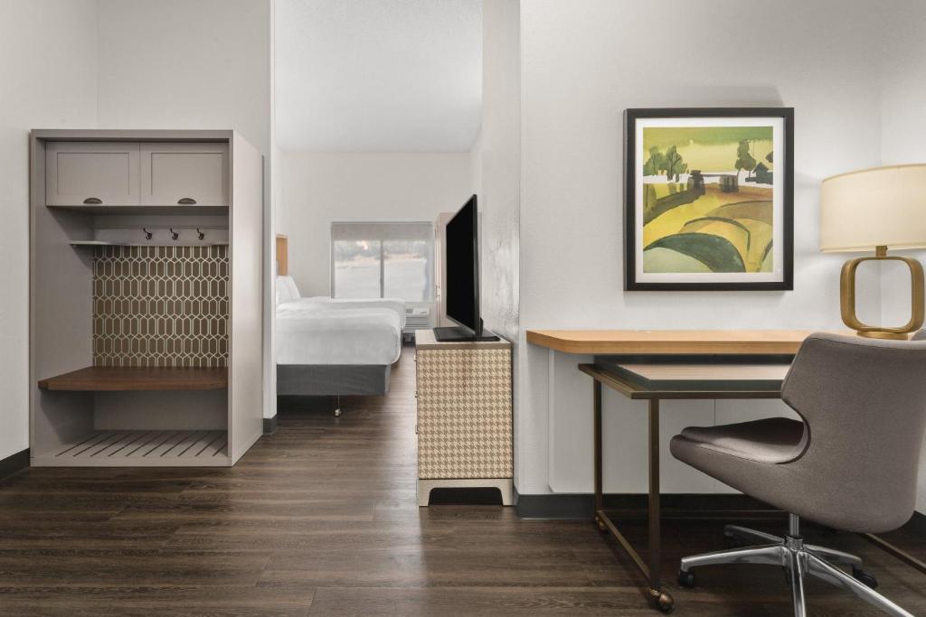 Postel nebo postele na pokoji v ubytování Holiday Inn & Suites Bothell an IHG Hotel