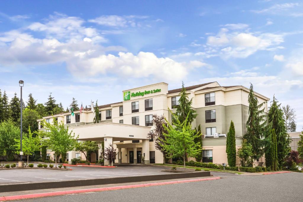 an image of a hotel at Holiday Inn & Suites Bothell an IHG Hotel in Bothell