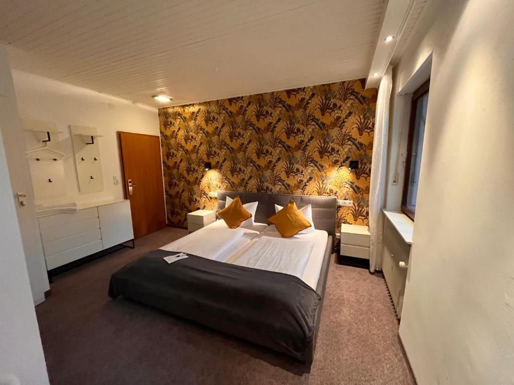 um quarto com uma cama grande e almofadas amarelas em Haus am Wald em Eltmann