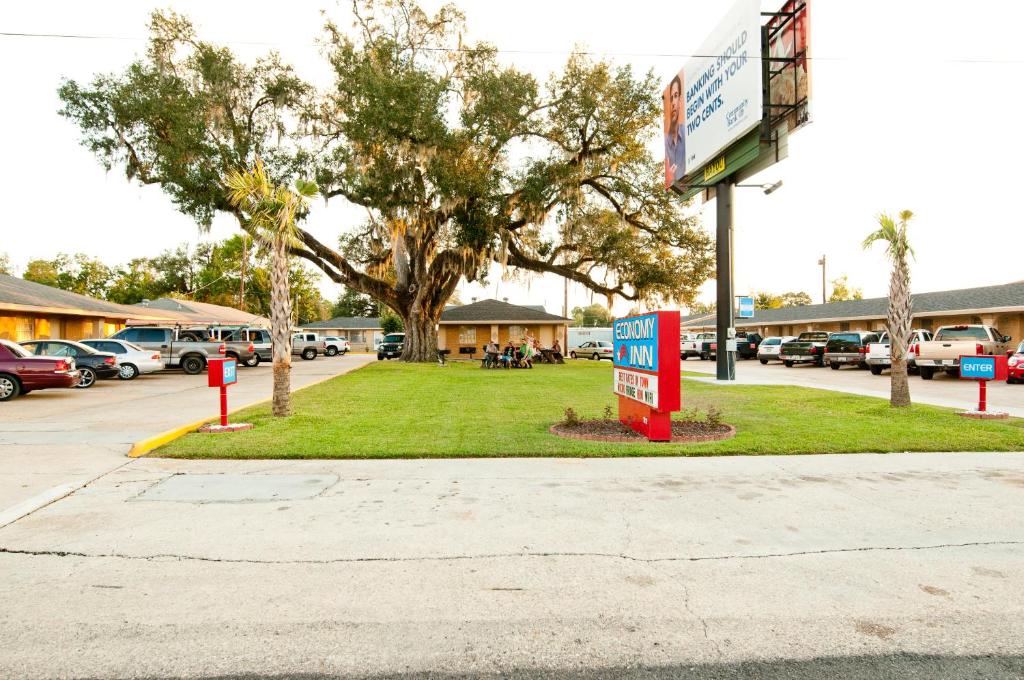 een bord voor een tankstation op een parkeerplaats bij Economy Inn in Thibodaux