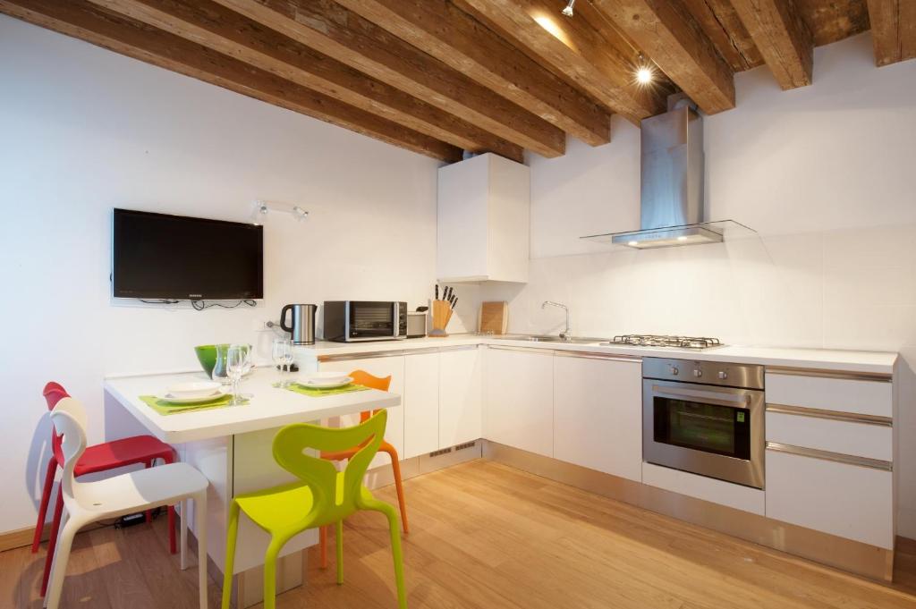 a kitchen with a table and some chairs and a stove at The Lion's House APT3 in Venice