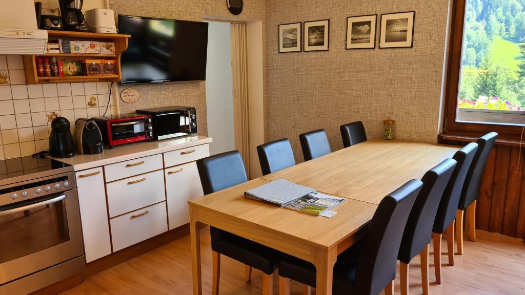シュラートミンクにあるMy Appartement - Haus Waldeckのキッチン(木製テーブル、椅子付)