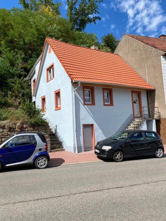 twee auto's geparkeerd voor een huis bij Ferienhaus zum Ulfenbachtal in Wald-Michelbach