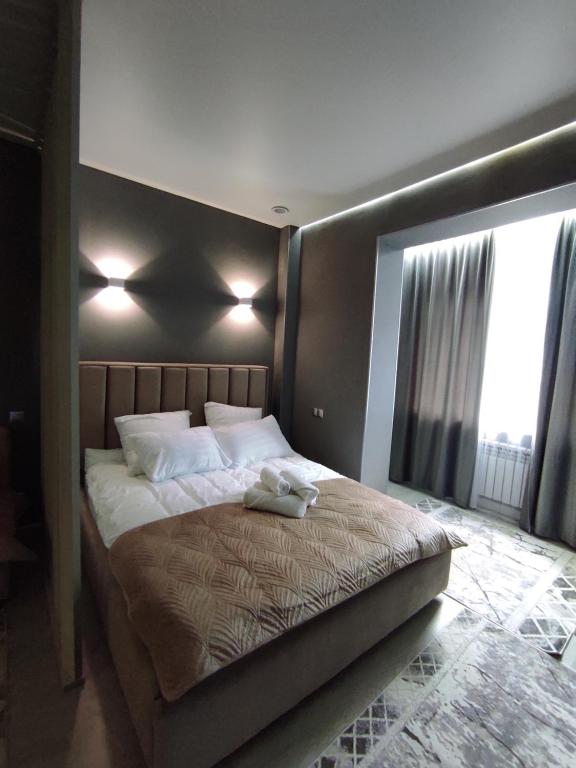 阿拉木圖的住宿－Апартаменты ЖК Lotus Terrace，一间卧室配有一张床,上面有两条毛巾