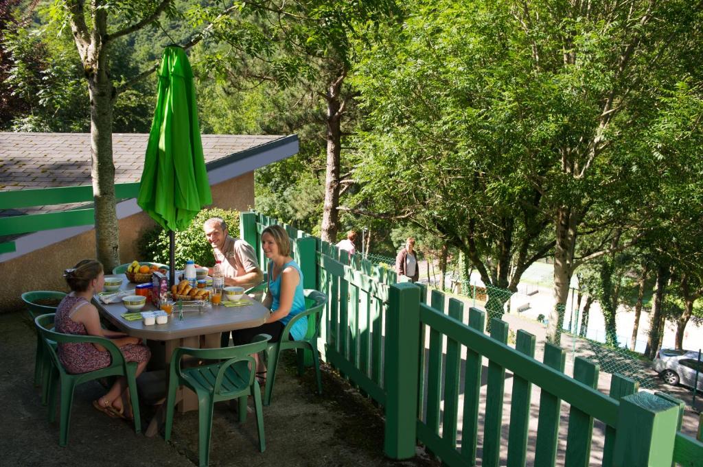 Vonkajšia záhrada v ubytovaní village vacances du camboussel