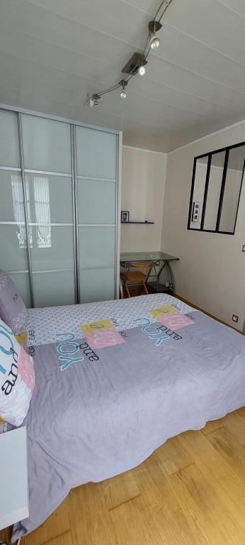 a bedroom with a large bed in a room at Appartement coquet sur les hauteurs de Montmartre in Paris