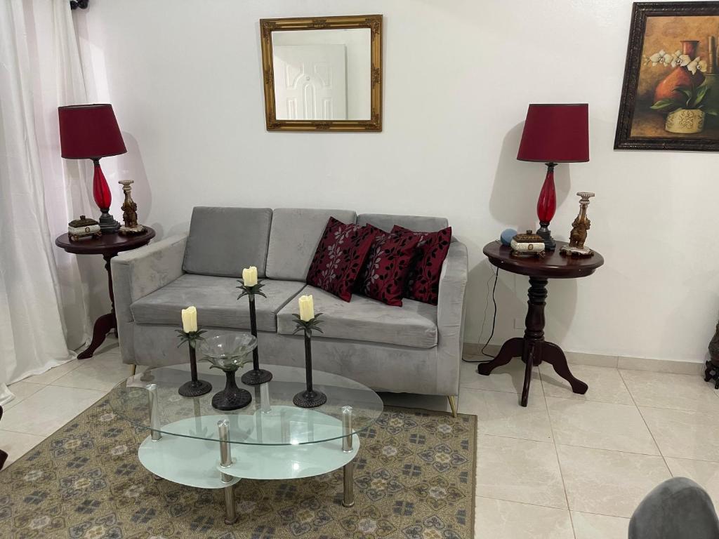 - un salon avec un canapé et deux tables dans l'établissement hospedaje de marant 3, à San Felipe de Puerto Plata
