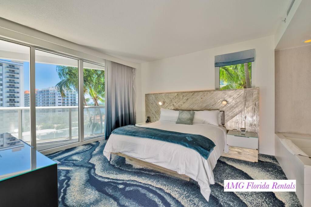 1 dormitorio con cama grande y ventana grande en 1 Bedroom with ocean and city views!, en Fort Lauderdale