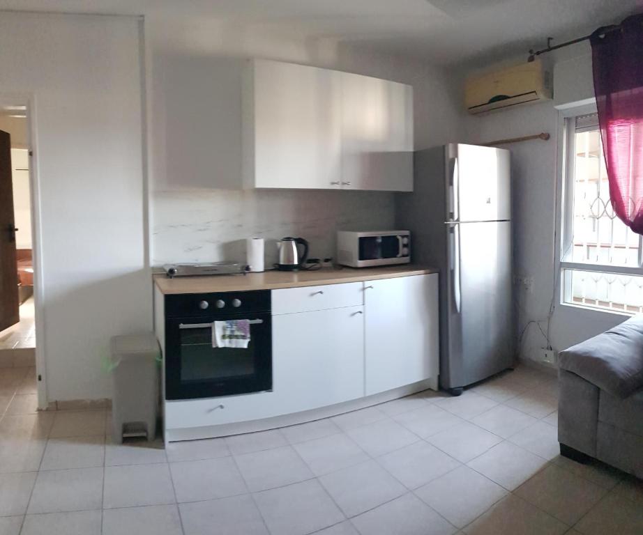 LodにあるCozy Flat with Parking well-placed near TLV Airportのキッチン(コンロ、冷蔵庫付)