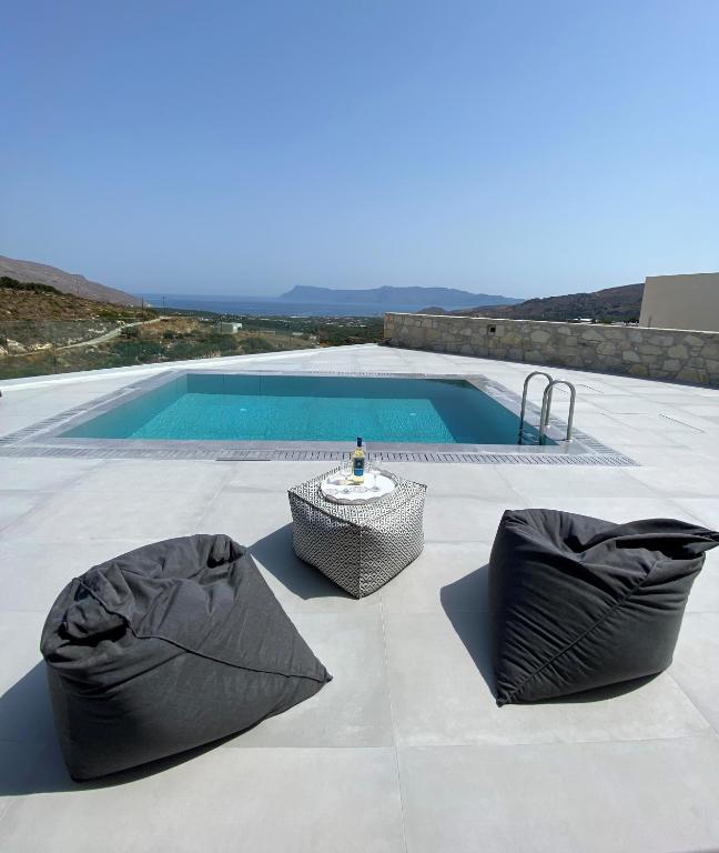 Bazén v ubytování Luxurious Villa Cretan Aura with Private Heated Pool, Jacuzzi and Playroom nebo v jeho okolí