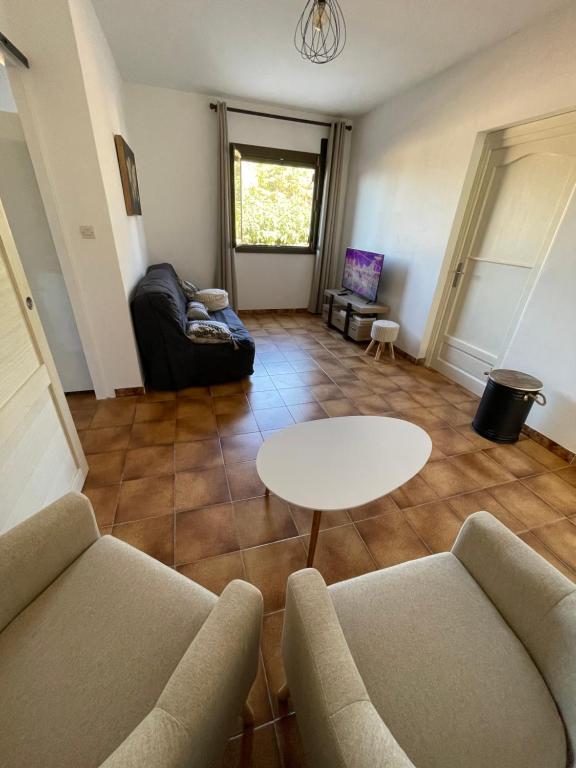 Posedenie v ubytovaní Chez Caro