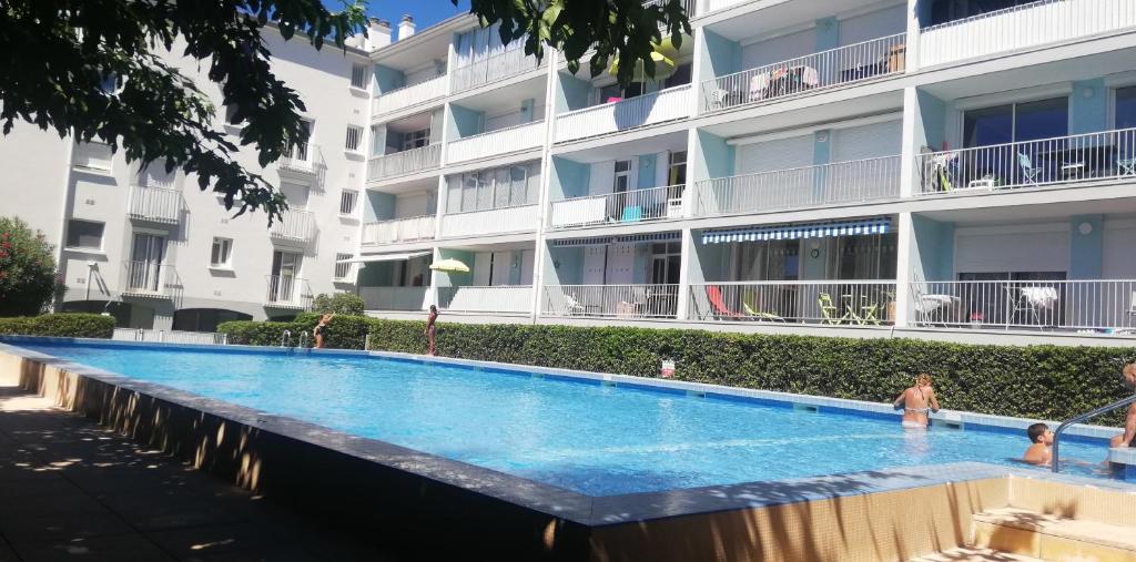 Bazén v ubytovaní Front de Mer et Grande Piscine pour un appartement chic et cosy, appartement en résidence à Canet en Roussillon, à 10 minutes de Perpignan alebo v jeho blízkosti