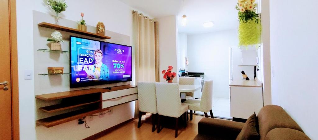 sala de estar con TV y comedor en APTO, 2/4, 2 ar-condicionados e bem localizado. en Palmas