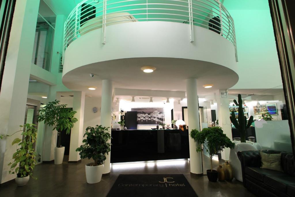 Vstupní hala nebo recepce v ubytování JC Hotel
