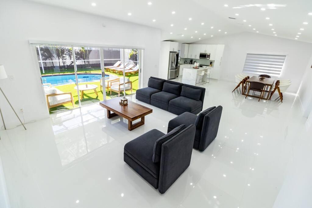 een woonkamer met een bank en een tafel bij LOVING DREAM VACATION HOME in Miami