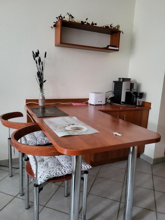 米茲多洛傑的住宿－REZYDENCJA BIELIK，一张木桌,房间内设有两把椅子