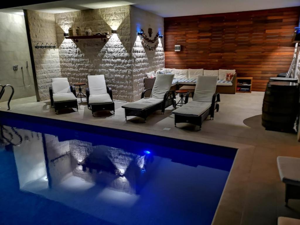Bazén v ubytování Polly Apartments with swimming pool nebo v jeho okolí