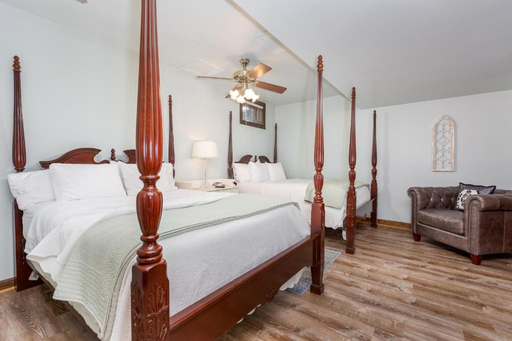 The Shaffner Inn - Deluxe Queen Room With Two Queen Beds