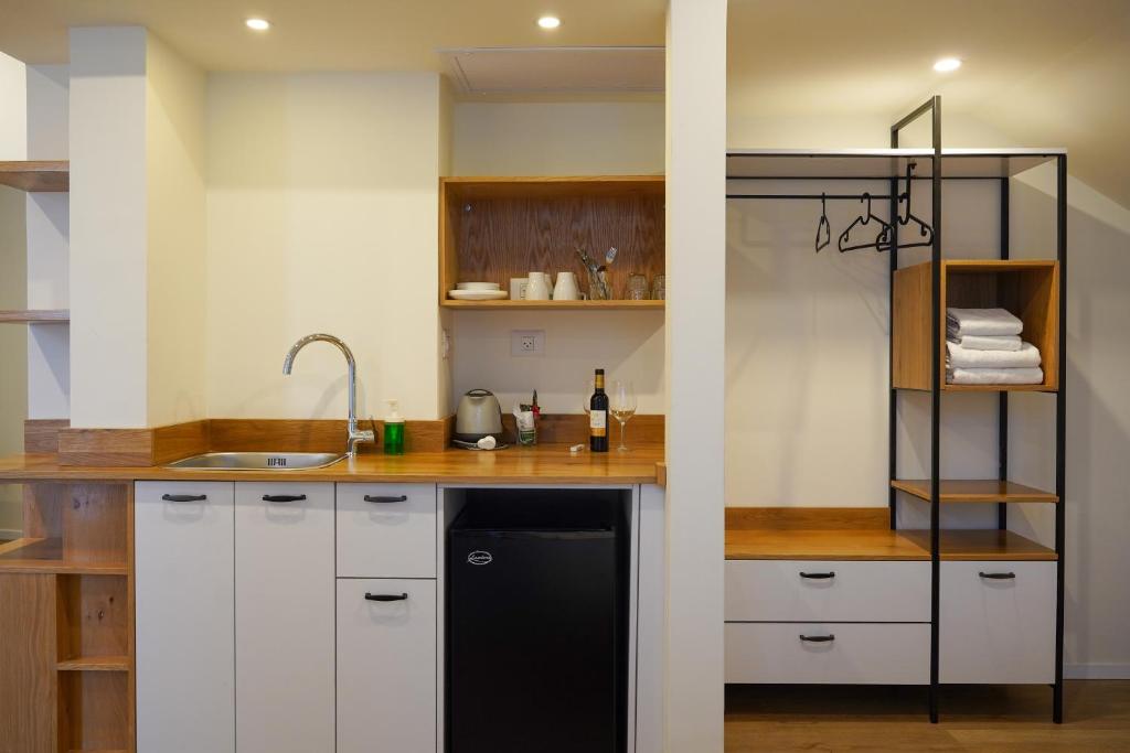 Kuchyň nebo kuchyňský kout v ubytování Urbanic Hotel