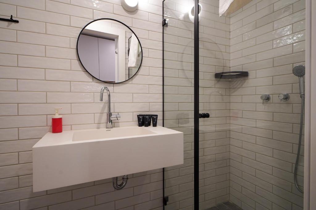 Koupelna v ubytování Urbanic Hotel