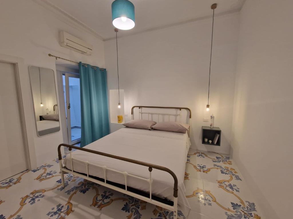 Dormitorio blanco con cama con dosel en Solis Domus Oriens, en Ostuni