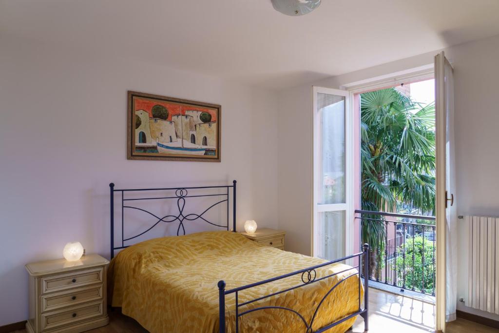 Schlafzimmer mit einem Bett und einer Glasschiebetür in der Unterkunft Casa Aidee in Varenna