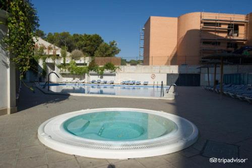 een frisbee in het midden van een zwembad bij Apartamento confortable en la bahia de Alicante in Alicante