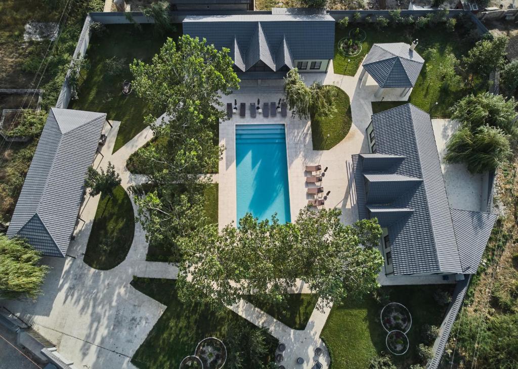 Cette chambre offre une vue sur une maison dotée d'une piscine. dans l'établissement Lazy Seal Holiday Cottages Nabran, à Müqtǝdir
