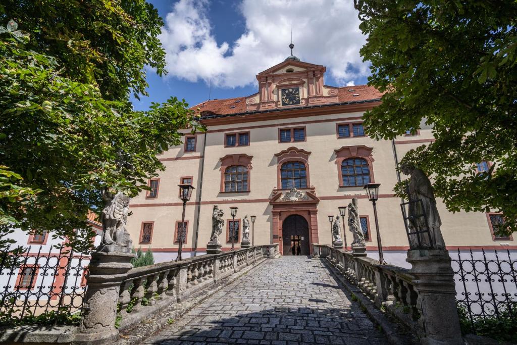Zdjęcie z galerii obiektu Zámek Lnáře w mieście Lnáře