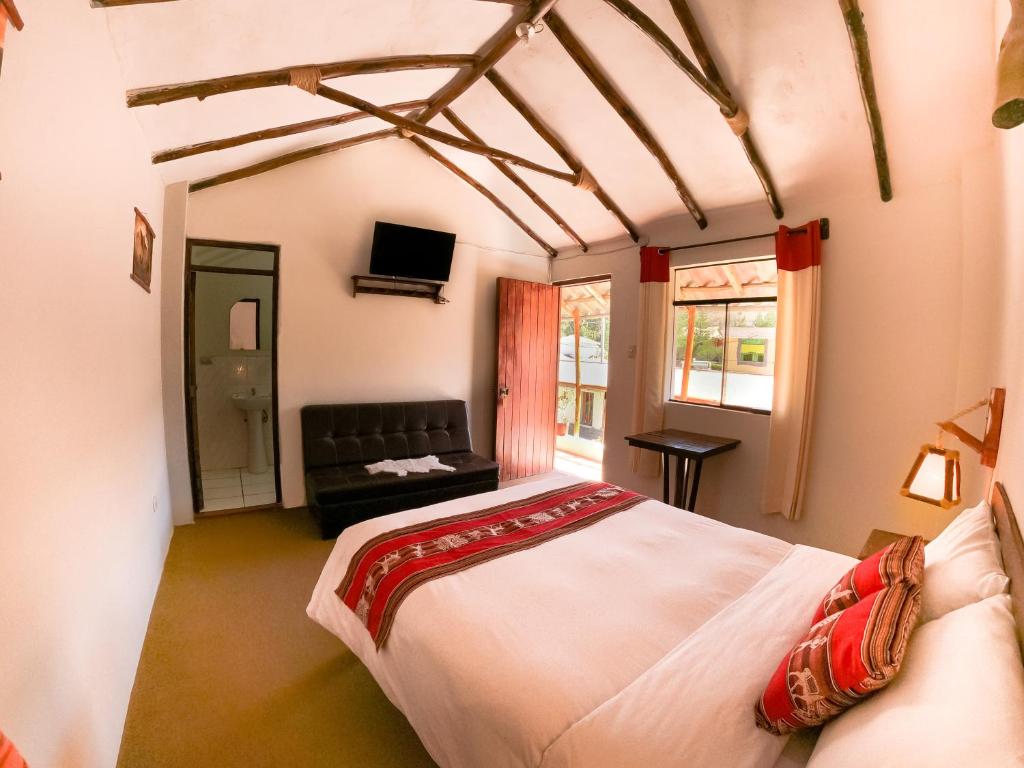 ein Schlafzimmer mit einem großen Bett und einem Sofa in der Unterkunft La Casa de la Abuela Isabel in Yanque