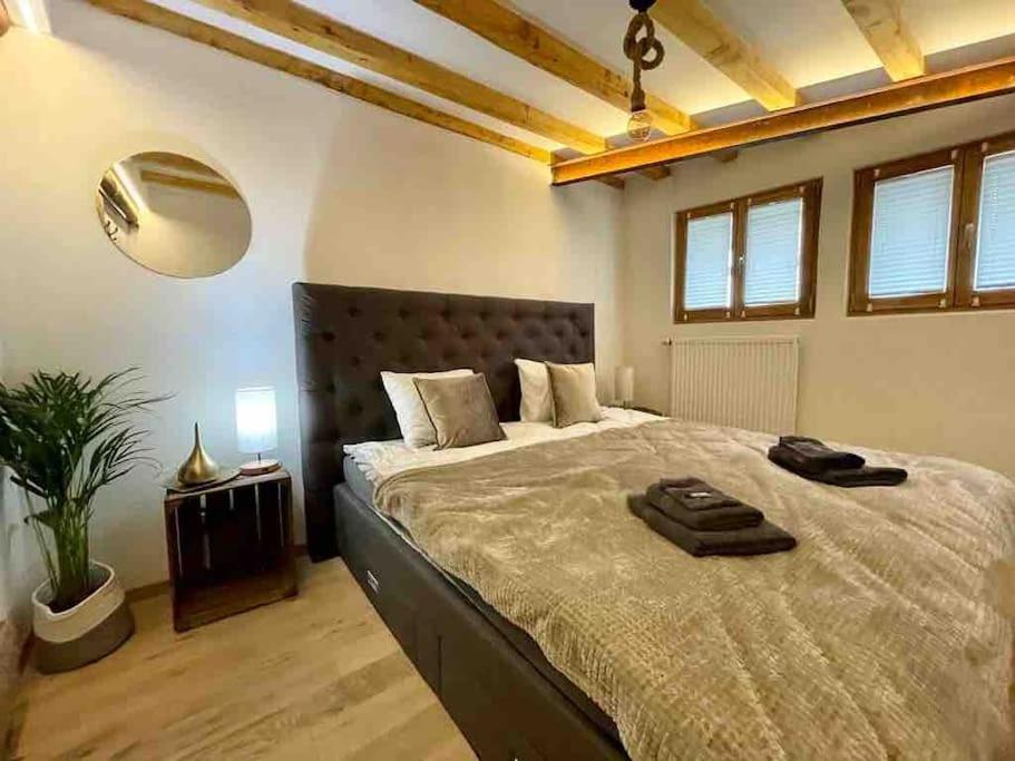 Postel nebo postele na pokoji v ubytování Mya Lenas Suite