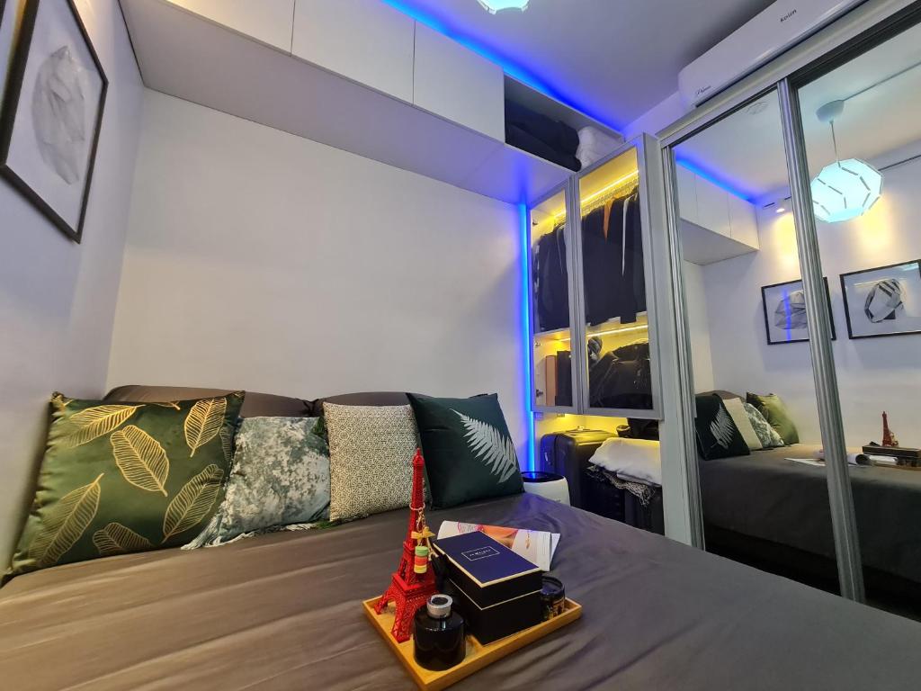 ein Zimmer mit einem Sofa und einem Tisch mit einem Buch in der Unterkunft Spring Residences 1 Bedroom Deluxe Near Airport in Manila