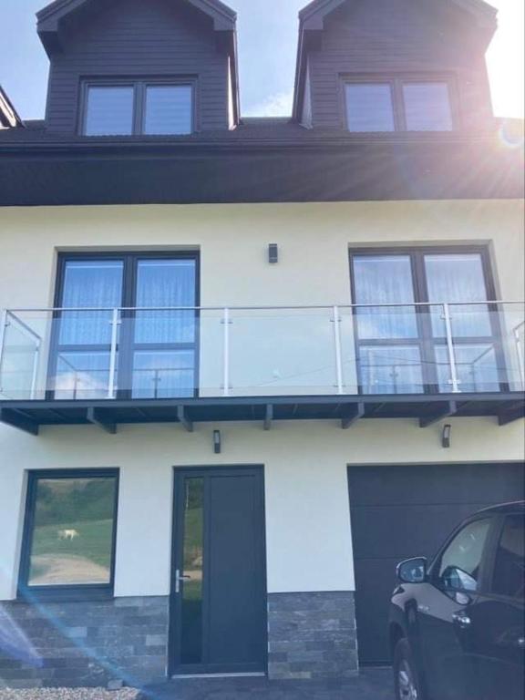ein Haus mit einem davor geparkten Auto in der Unterkunft Tatranec in Lendak