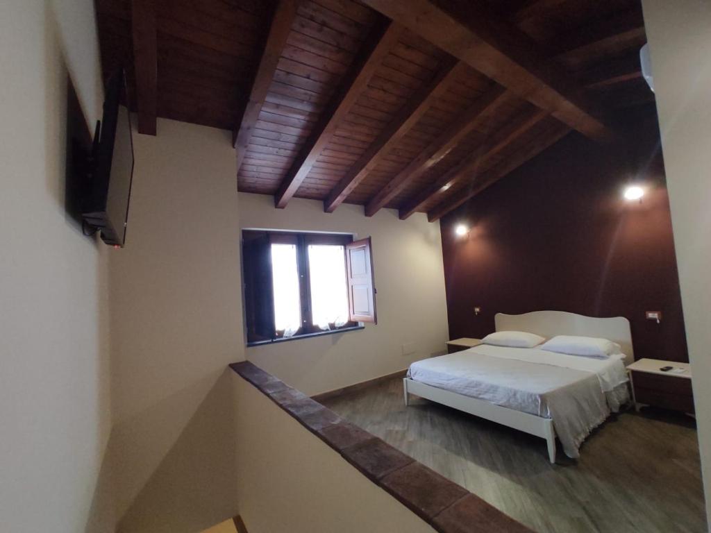 1 dormitorio con cama y ventana en Ai doganieri, en Randazzo