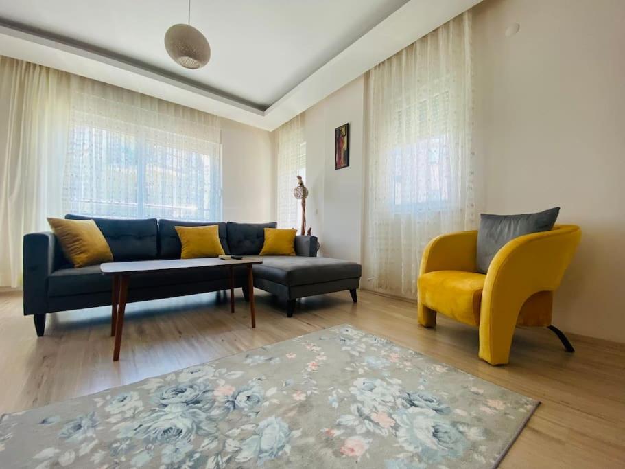 sala de estar con sofá azul y sillas amarillas en Aether Flats No7,Old Town, Beach, Central, Netflix en Antalya