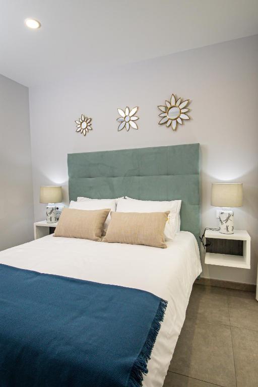 Posteľ alebo postele v izbe v ubytovaní Apartamentos Ribera 19