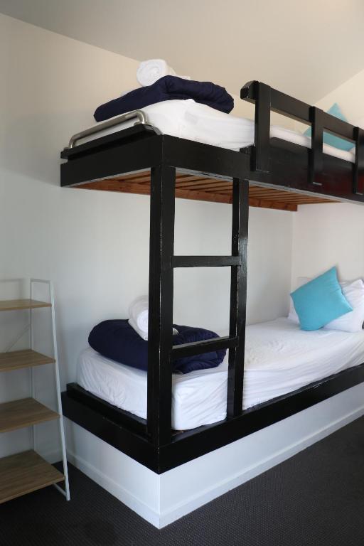 Postel nebo postele na pokoji v ubytování Kaiteriteri Reserve Cabins