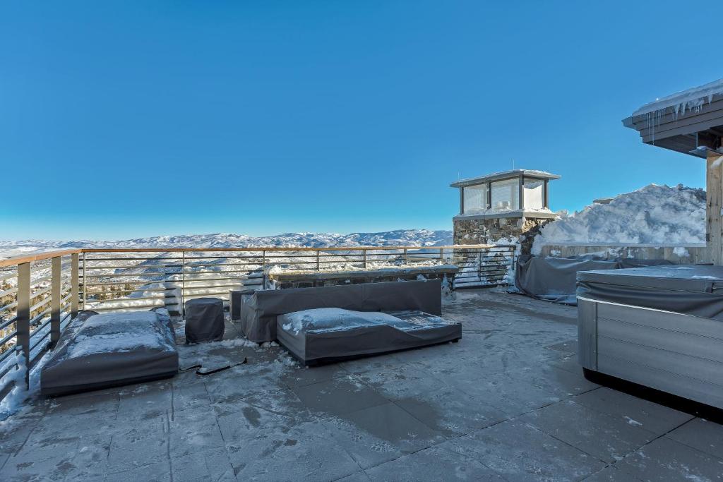 Ein Dach mit zwei Lagen auf dem Dach mit Bergen im Hintergrund in der Unterkunft Two Bedroom Penthouse apartment hotel in Park City