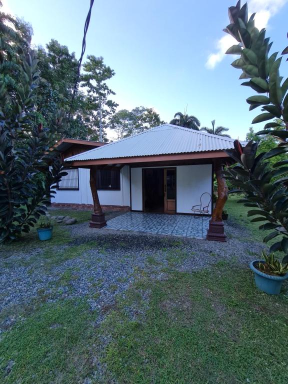 una pequeña casa blanca con un pabellón en Casa Samia, en Cahuita
