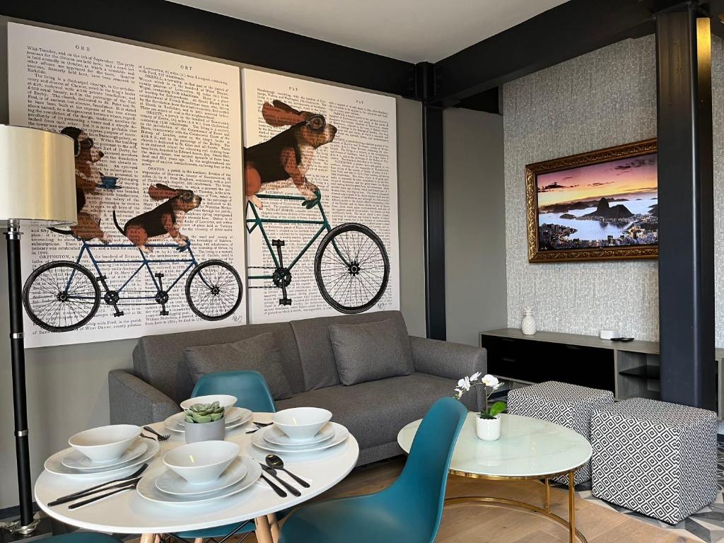 sala de estar con mesa y bicicleta en la pared en Espectacular Loft en la Condesa cama King Size, en Ciudad de México
