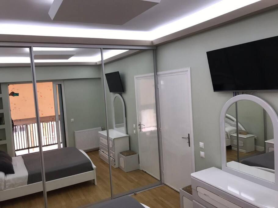 TV a/nebo společenská místnost v ubytování Finer Things Flisvos Beach Condo in Palaio Faliro