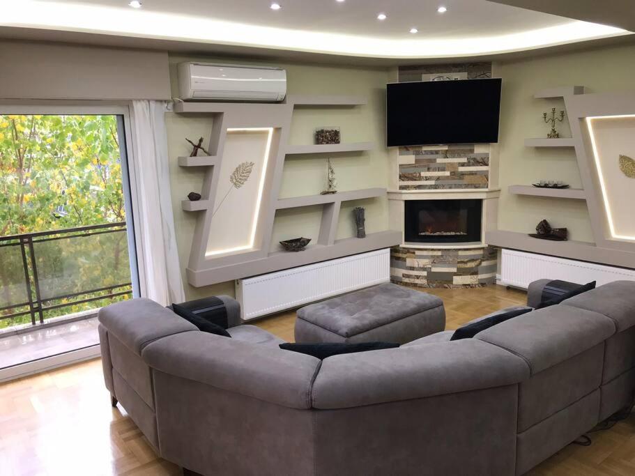 Posezení v ubytování Finer Things Flisvos Beach Condo in Palaio Faliro