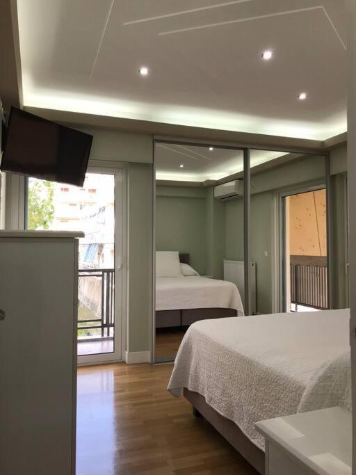 Postel nebo postele na pokoji v ubytování Finer Things Flisvos Beach Condo in Palaio Faliro
